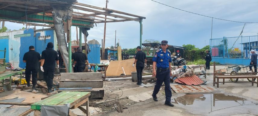 Pastikan Proses Aman, Disdamkartan Kawal Pembongkaran Bangunan di Areal Pelabuhan Lok Tuan