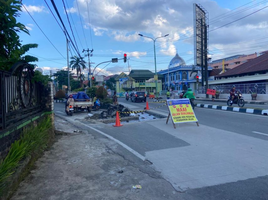 Jalan Abdurrasyid Simpang RSHD Amblas Lagi, Diduga Akibat Warga Gali Kabel Secara Ilegal