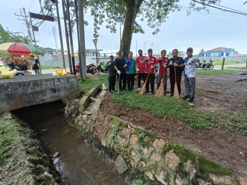 DPMPTSP Bontang Ikut Gerakan Jumat Bersih di Sekitar Lapangan HOP 1 Satimpo