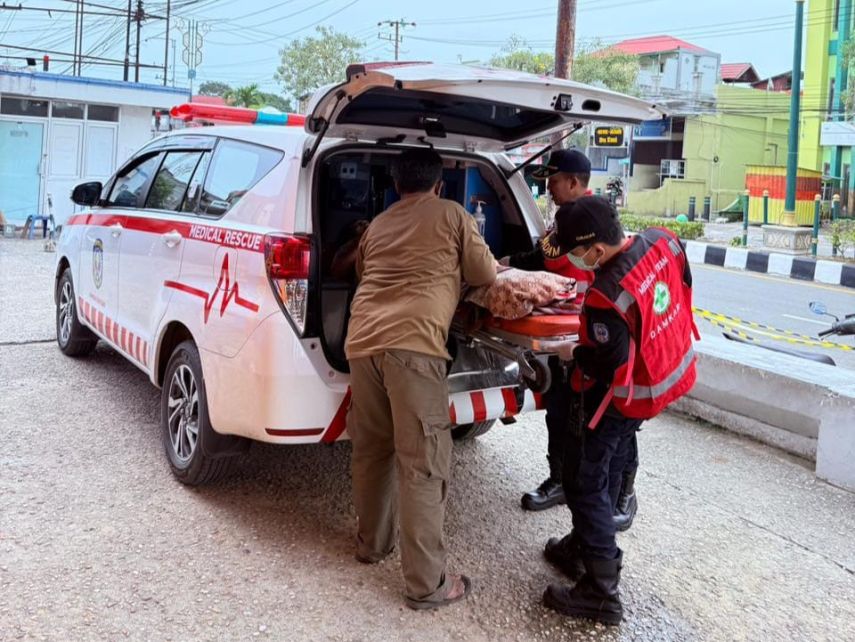 Tim Medis Disdamkartan Bontang Evakuasi Pasien Sesak Napas