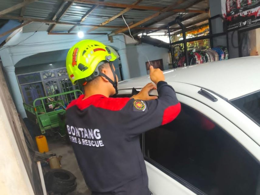 Damkar Bontang Berhasil Evakuasi Kunci Mobil yang Tertinggal di Dalam Kendaraan