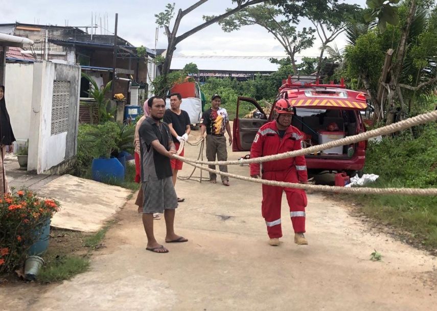 Damkar Bontang Tuntaskan Dua Laporan Eksekusi Pohon dalam Satu Hari
