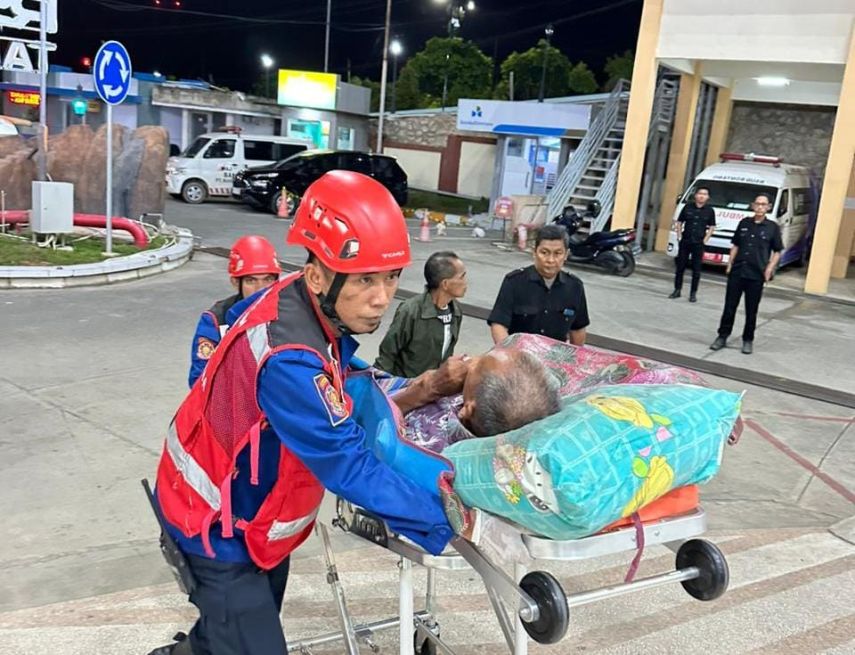 Disdamkartan Bontang Gerak Cepat Evakuasi Warga Lansia Mengalami Kejang di Bontang Kuala
