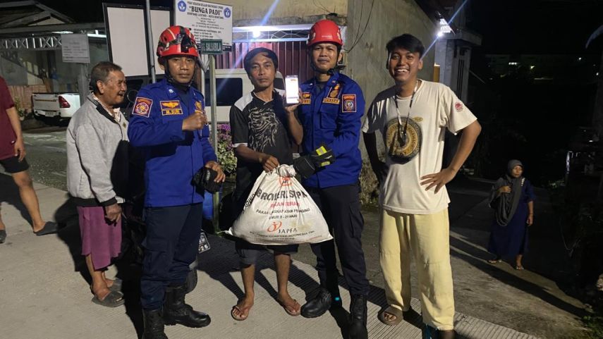 Tim Rescue 3 Disdamkartan Evakuasi Ular Piton di Bontang Lestari