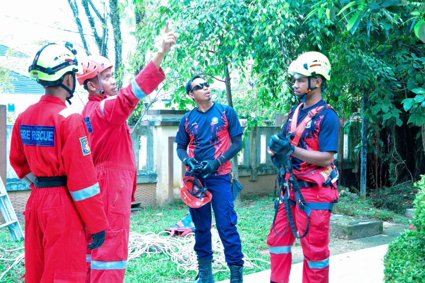 Antisipasi Bahaya, Disdamkartan Turunkan Menara Masjid Firdaus