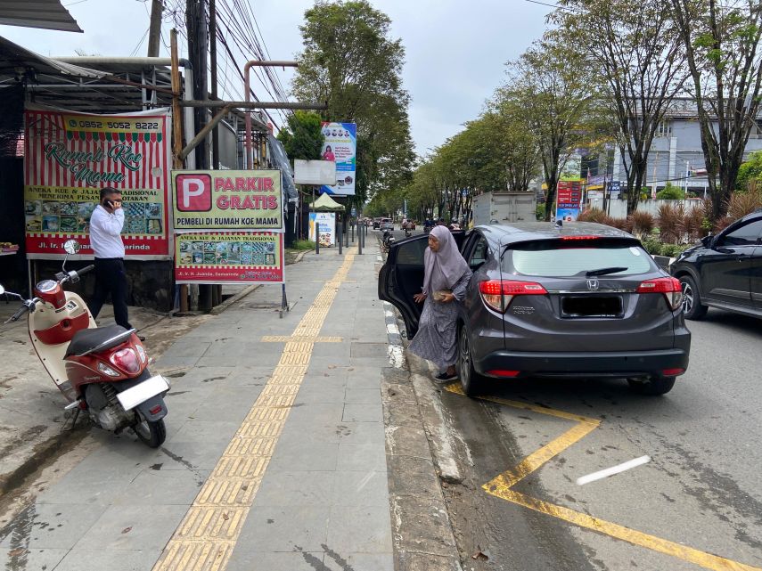Dishub Samarinda Pasang Marka Zigzag di Jalan Juanda, Imbau Masyarakat yang Ingin Beli Jajanan Tradisional Tidak Parkir di Bahu Jalan