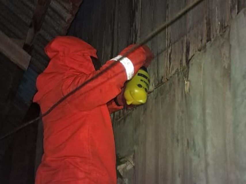 Regu Rescue Delta Disdamkartan Bontang Eksekusi Sarang Lebah di Selat Karimata 2