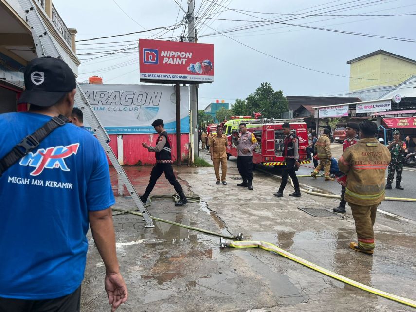 Dugaan Korsleting Listrik, Ruko Megah Jaya Kramik Nyaris Ludes Terbakar