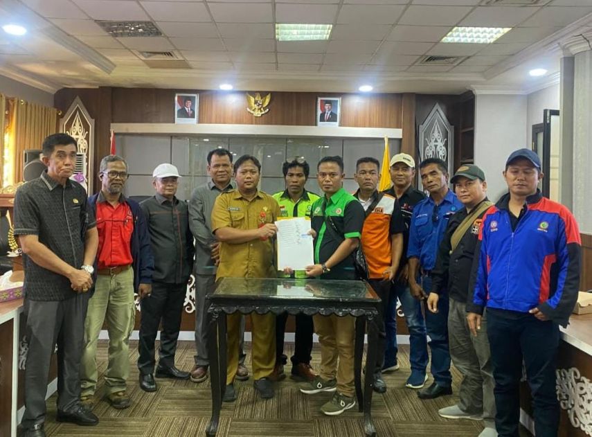 Sekda Berau Hadir di Tengah Aksi Unjuk Rasa Buruh, Tegaskan Komitmen Evaluasi Disnakertrans