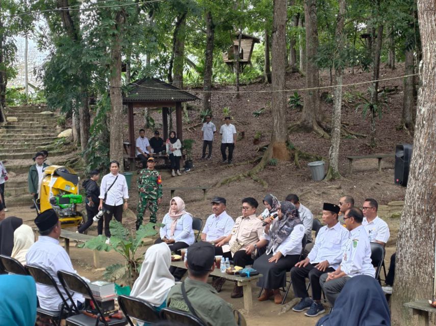 Wabup Rendi Gelar Penyerahan Alsintan di Bukit Mahoni, Sekaligus Promosikan Wisata Lokal