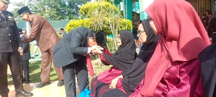 Peringati Hari Pahlawan, Pemkot Bontang Serahkan Bantuan kepada Istri Veteran
