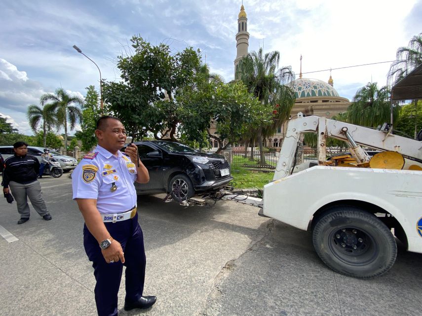 Dishub Samarinda Sasar Parkir Liar di Eks Jalan Anggi, Satu Mobil Diderek Petugas
