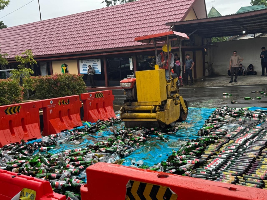 Polres Kukar Musnahkan Ribuan Botol Miras dan Narkotika
