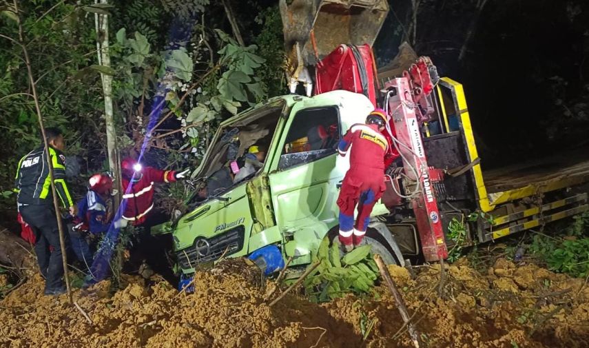 Truk Pengangkut Bulldozer Terjun ke Jurang, Dua Penumpang Tewas Terjepit Alat Berat