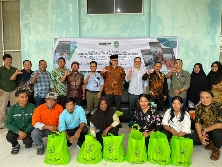 Sambut Natal 2025 dan Tahun Baru 2026, DLH Kutim-Indexim Berbagi Sembako untuk Petugas Kebersihan di Sangatta