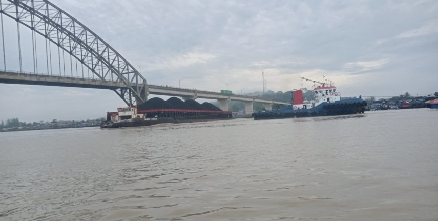 Tali Tambat Putus, Tongkang Hanyut Nyaris Hantam Jembatan Mahakam Ulu