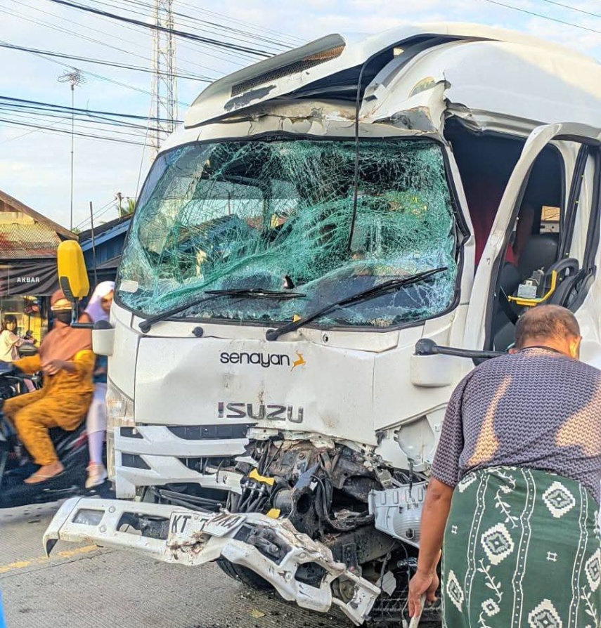 Tak Sempat Mengerem, Mini Bus Travel Hantam Bus Perusahaan Tambang di Loa Kulu
