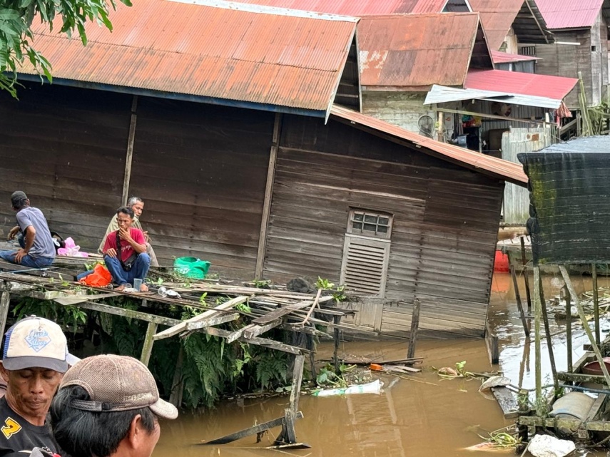 Kapal Tongkang Batu Bara Tabrak Keramba dan Rumah Warga di Loa Kulu Kota, Pendataan Kerugian Masih Berjalan