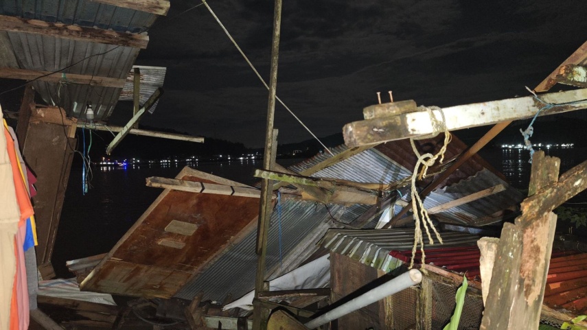 Dua Tongkang Hantam Kaki Jembatan Mahulu dan Rumah Warga, ABK Diamankan