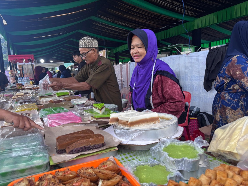 Kisah Acil Inur, 20 Tahun Setia Jajakan Amparan Tatak Legendaris di GOR Segiri Samarinda