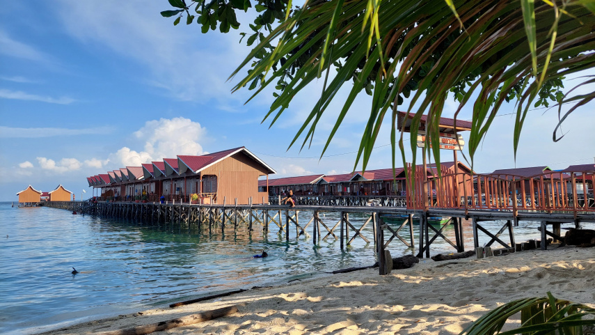 Ruang Berwisata di Pulau Derawan Kian Sempit, Kawasan Pantai Didominasi Resort