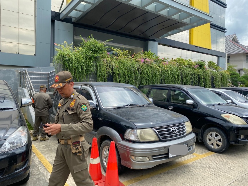 Tak Kooperatif, Satpol PP Kaltim Tarik Mobil Dinas Pensiunan, Ada yang Kedapatan Ganti Pelat Putih