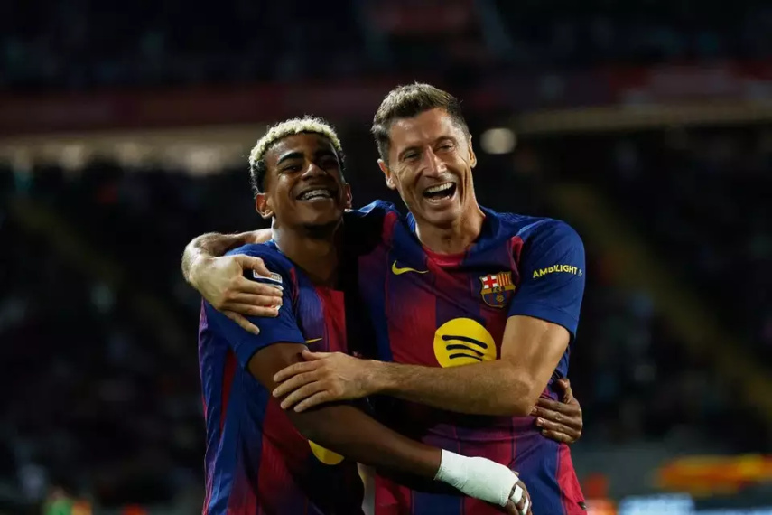 Hansi Flick Belum Pastikan Kontrak Baru Lewandowski di Barcelona