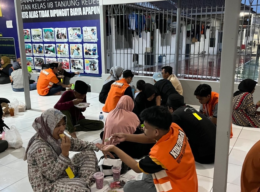 Momen Haru Warga Binaan Rutan Tanjung Redeb Buka Puasa Bersama Sanak Saudara