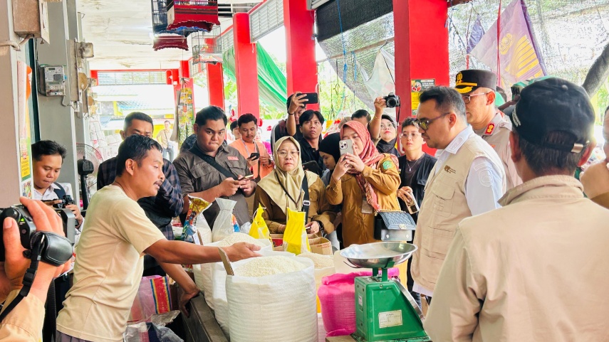 Tinjau Pasar Mangkurawang, Bupati Kukar Sebut Stok Bahan Pokok Aman Jelang Lebaran