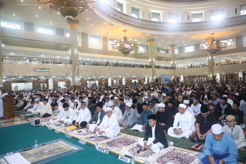 Salat Idul Fitri di Islamic Center Samarinda, Gubernur Kaltim Rudy Mas'ud Ajak Warga Jaga Persatuan