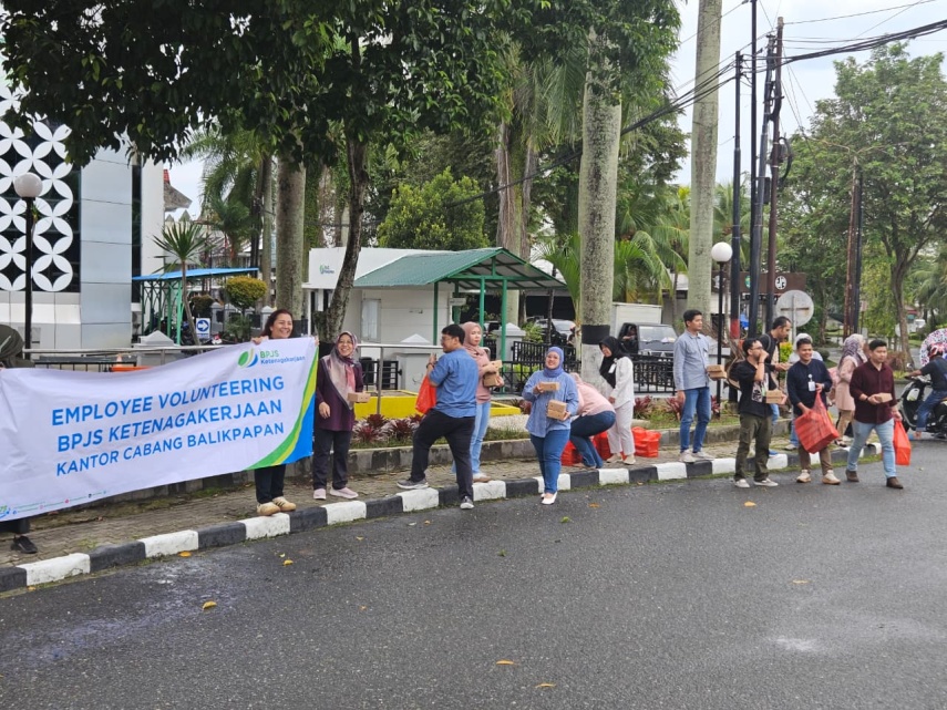 Karyawan BPJS Ketenagakerjaan Balikpapan Turun ke Jalan Bagikan Ratusan Takjil