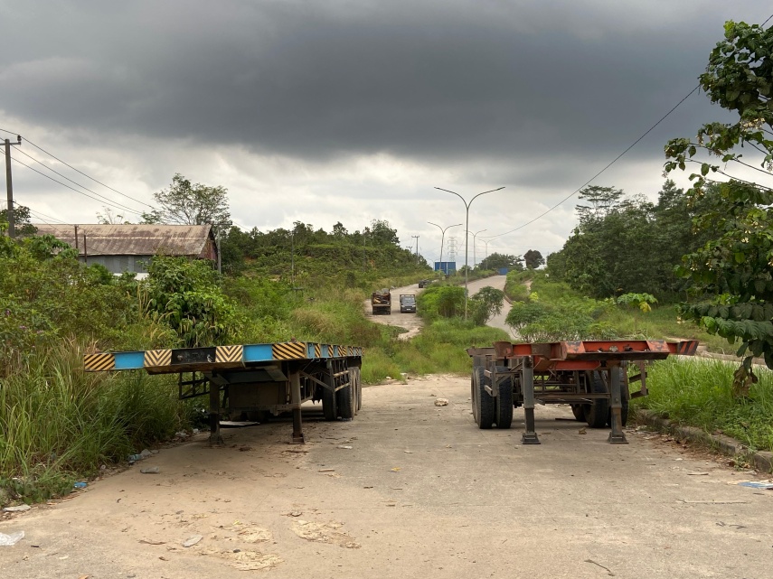 Parkir Liar Truk di Jalur Peti Kemas Palaran Kembali Menjamur, Bahu Jalan Rusak Jadi Lahan Parkir Dadakan
