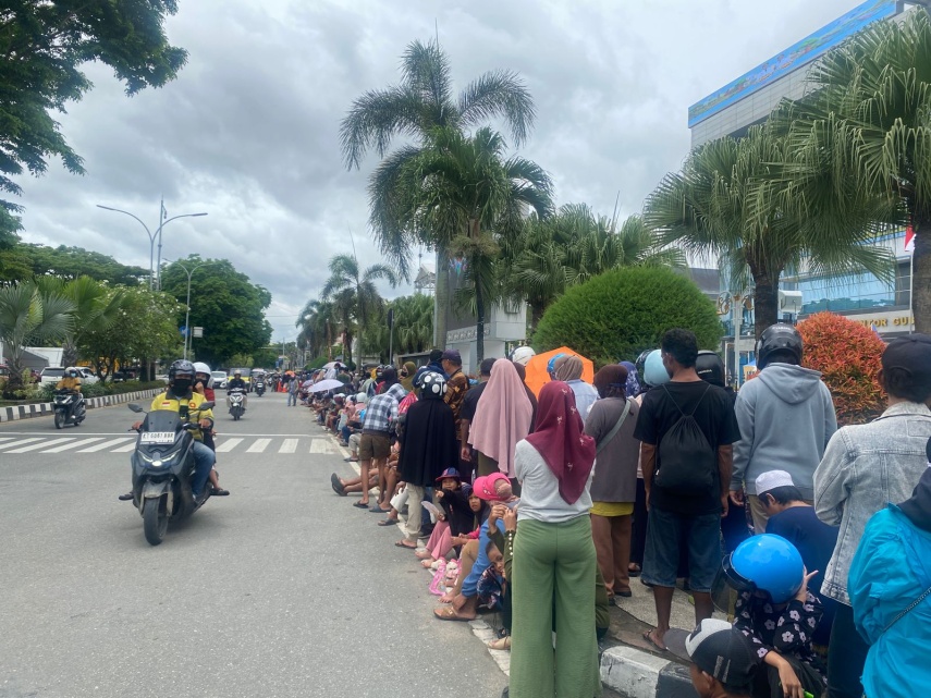 Pembagian Takjil di Kantor Gubernur Padat Merayap, Warga Rela Antre dari Jam 10 Pagi