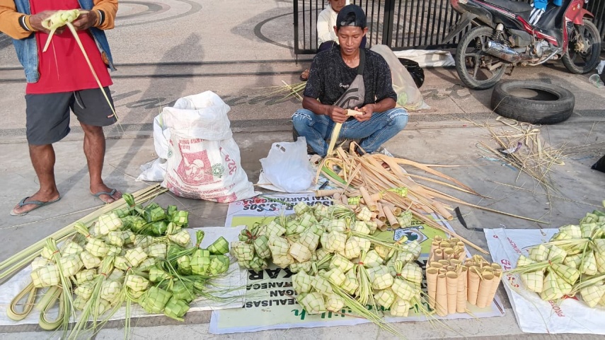 Jelang Tradisi Kupatan, Pedagang Ketupat Musiman Mulai Menjamur di Tenggarong