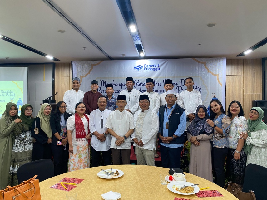 Erlangga Fasilitasi Puluhan Kepala Sekolah Samarinda Dapat Pembekalan Literasi Digital dan Keamanan Teknologi