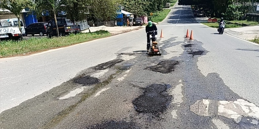 Respon Cepat Laporan Masyarakat, Tim BRC PUPR Bontang Perbaiki Lubang di Jalan Pupuk Raya