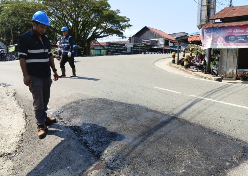 Usai Libur Lebaran, BRC PUPR Bontang Gerak Cepat Perbaiki Jalan Berlubang di Patimura