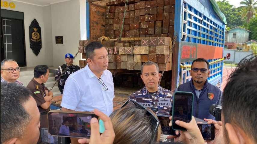 Gakkum KLHK-TNI AL Bongkar Penyelundupan Kayu Ilegal Antarpulau di Kaltim, 1 Tersangka Ditahan