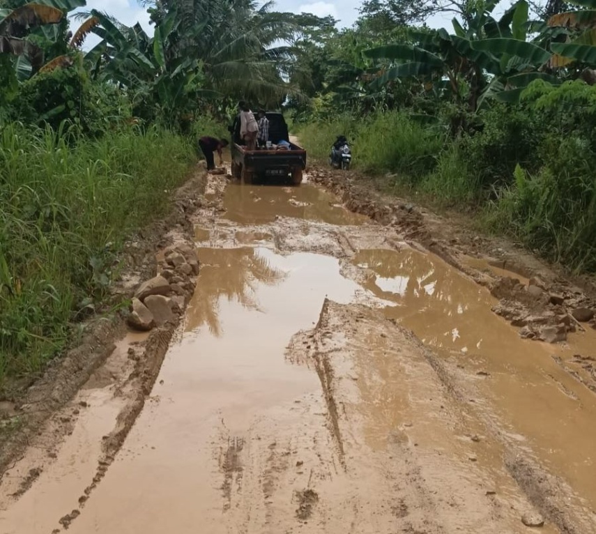 Jalan Penghubung Sejumlah Desa di Muara Kaman Kondisinya Rusak Parah, Tanah dan Berlumpur