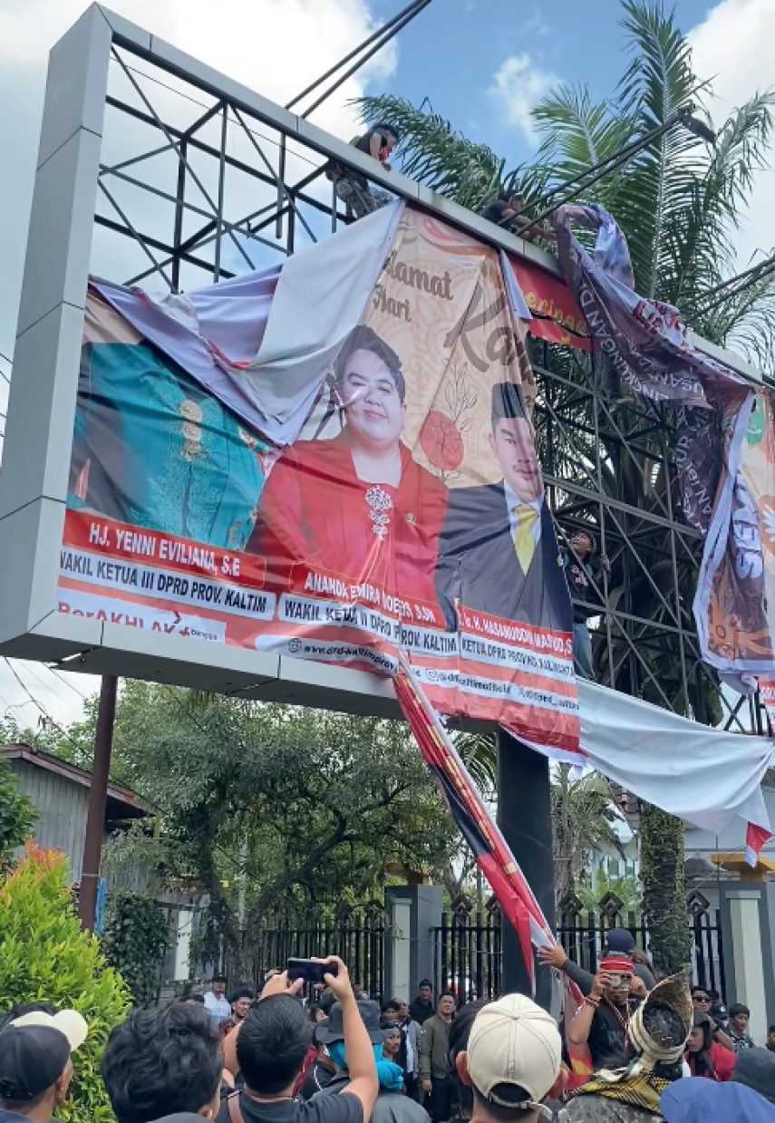 Aksi 21 April di DPRD Kaltim: Mahasiswa Panjat Papan Iklan, Pasang Spanduk 3 Tuntutan
