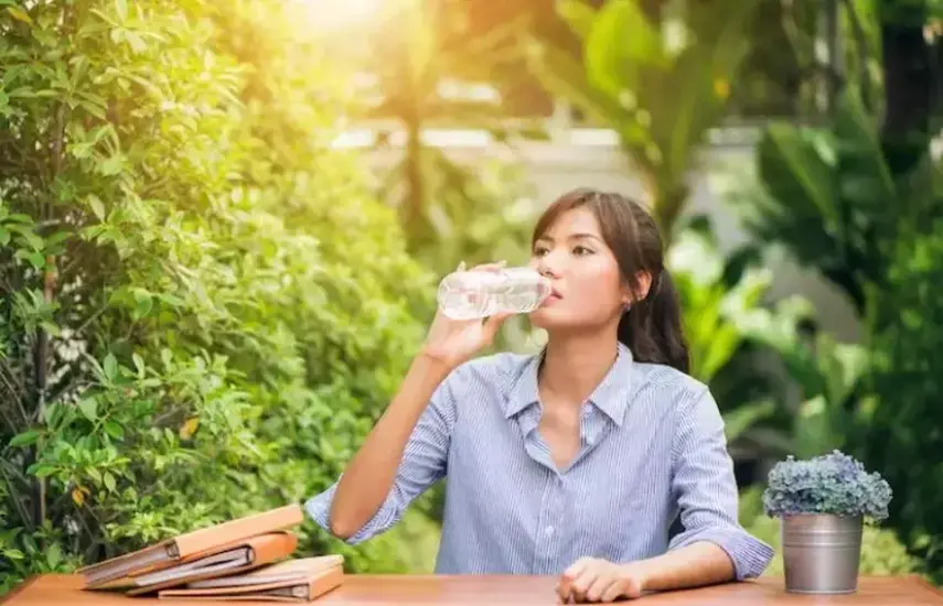 Cuaca Panas Ekstrem: Haruskah Kita Minum Air Lebih Banyak dari Biasanya?