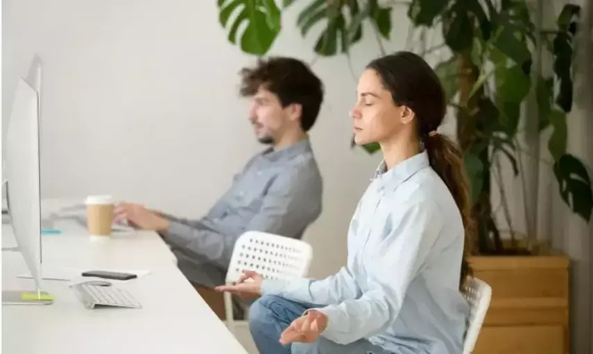 Kelola Stres: Cara Mengatasi Kecemasan Kerja dengan Meditasi 10 Menit