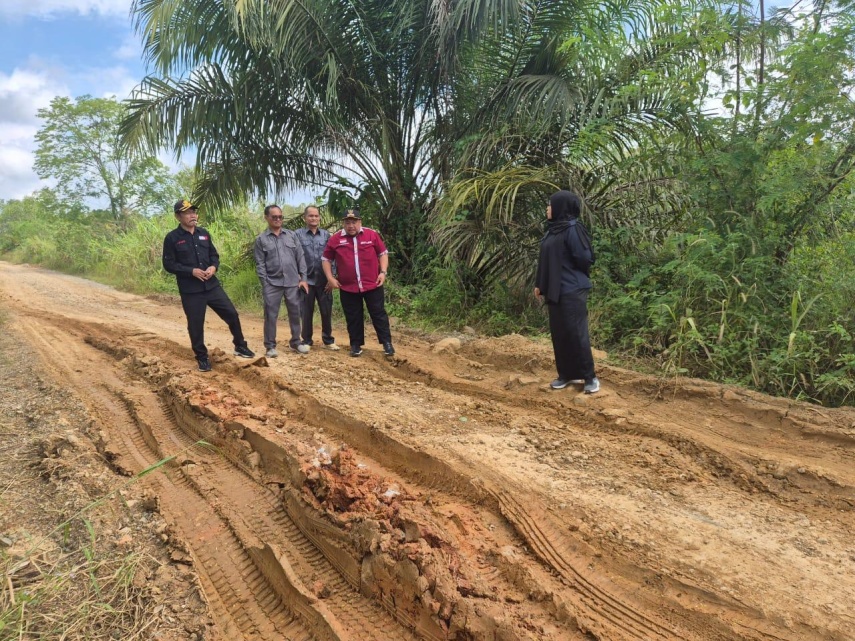 Sidak di Muara Kaman, Pimpinan DPRD Kukar Temukan Jalan Rusak Parah Berlumpur