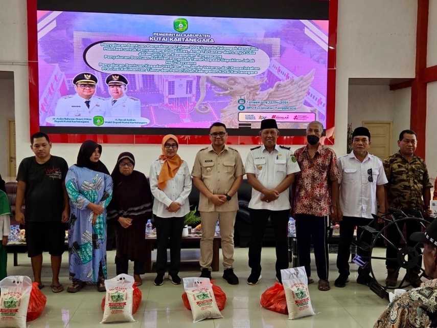 Puluhan Penyandang Disabilitas, Lansia, dan Anak Terlantar di Tenggarong Dapat Bantuan Sembako