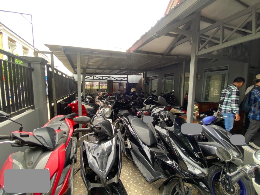 Beri Efek Jera, Dishub Samarinda Gembosi Ban Motor Pelajar yang Parkir di Permukiman Warga