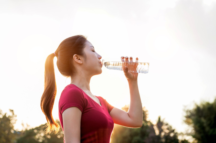Benarkah Banyak Minum Air Putih Bikin Kulit Glowing? Ini Faktanya