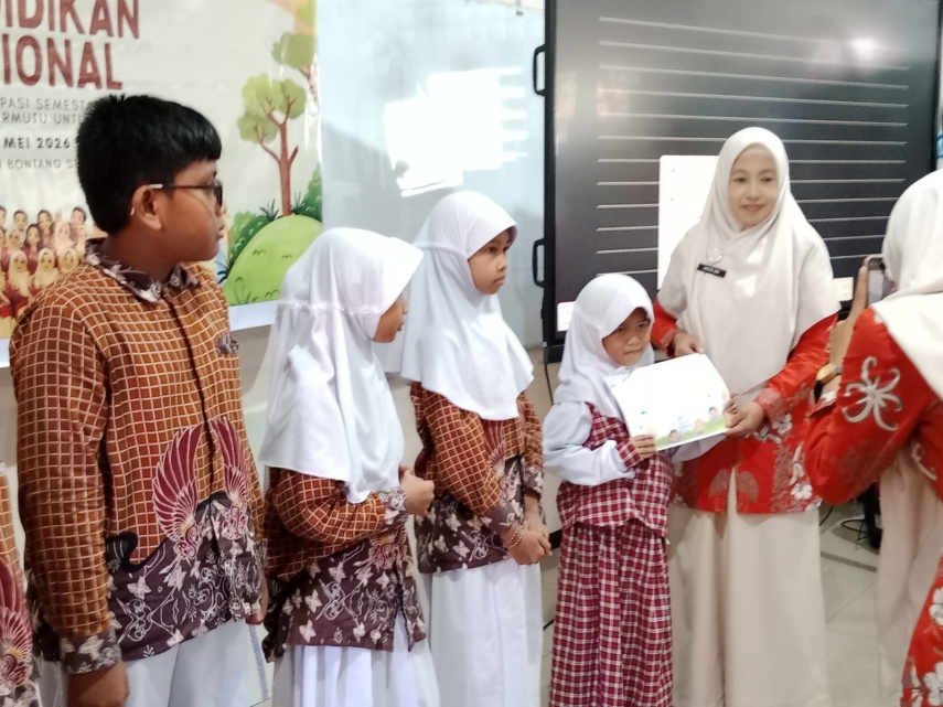 Bangun Karakter Empati, SDN 011 Bontang Selatan Beri Apresiasi Siswa Dermawan