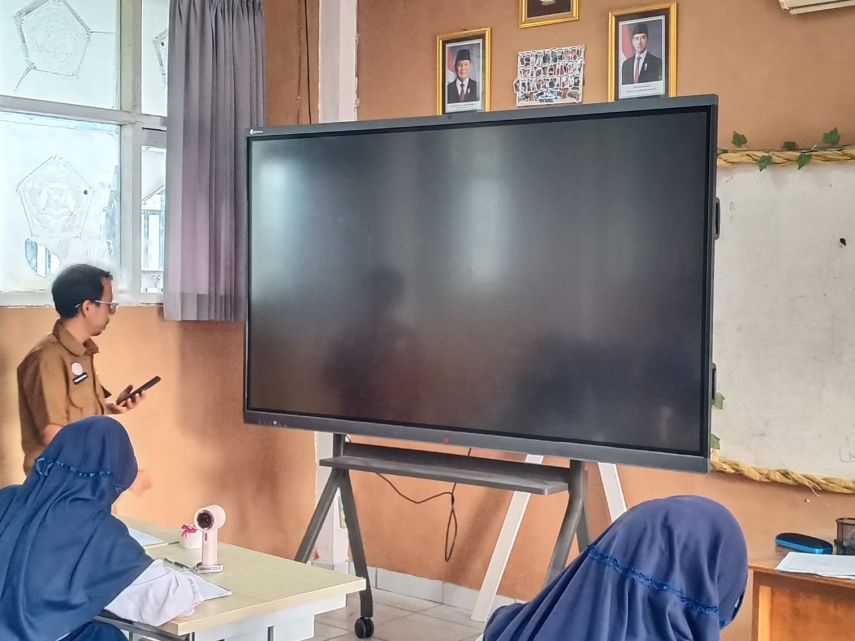 Manfaatkan Smart TV, SDN 010 Bontang Perluas Jangkauan Informasi dan Inovasi Belajar