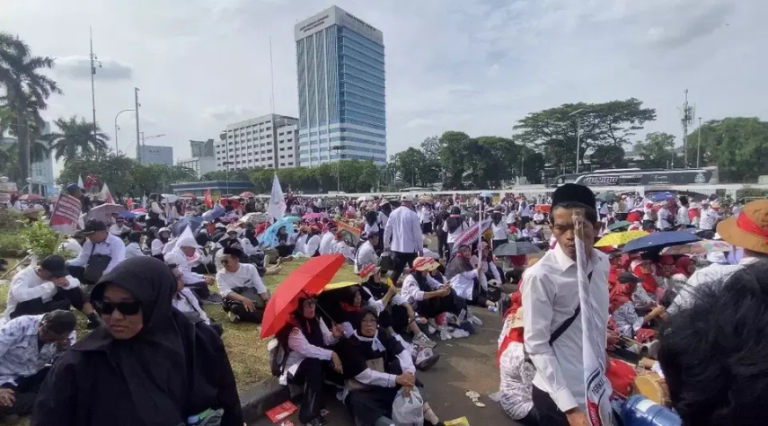 Tuntut Kesetaraan Pengangkatan ASN, Belasan Ribu Guru Madrasah Kepung Gedung DPR