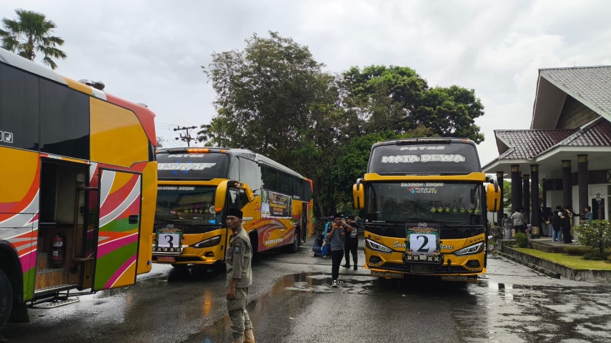 Diiringi Tangis Haru Keluarga, Ratusan Calon Jemaah Haji Bontang Bertolak ke Balikpapan